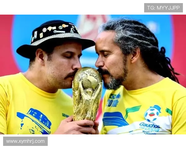 足球巨星与粉丝亲密互动瞬间展现温情与热爱